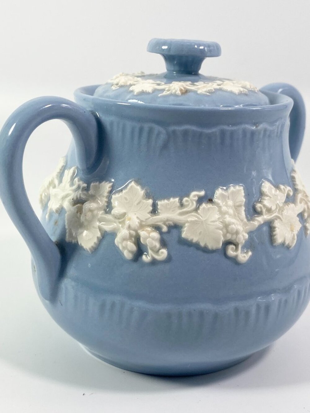1950s Wedgwood Queensware shell edge Sugar Bowl Embossed lidded